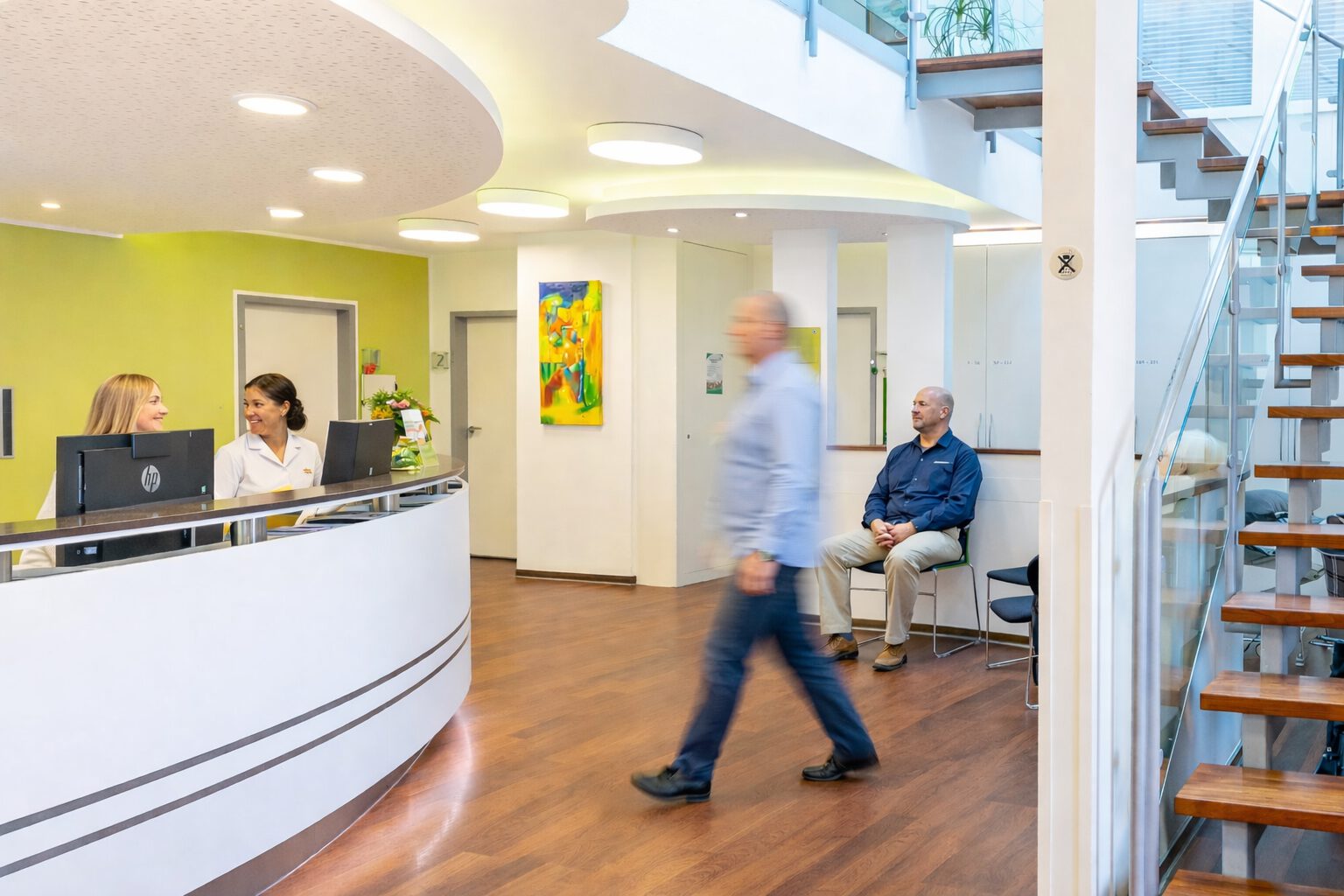 Freundlicher Empfangsbereich der Physiotherapiepraxis Ulrike Freund in Dortmund-Hörde